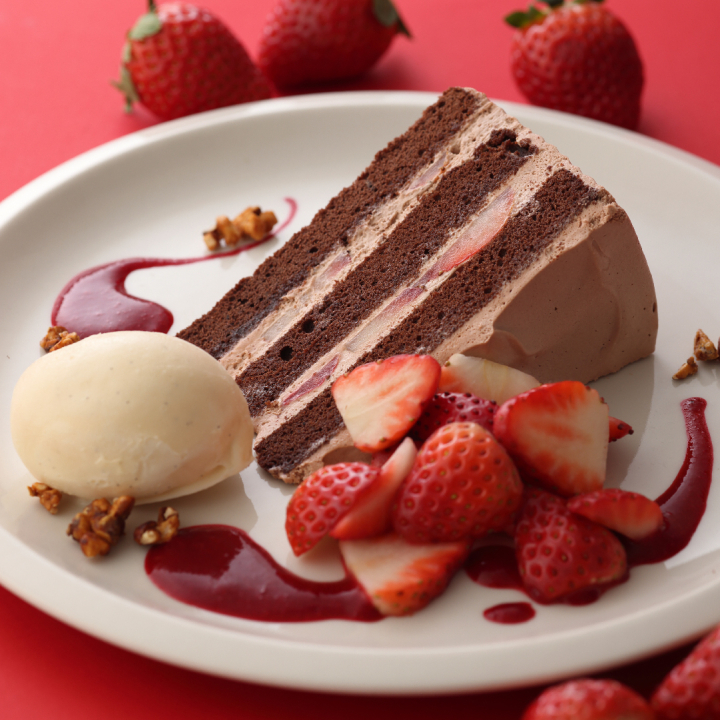 苺のショコラショートケーキ　バニラアイス添え