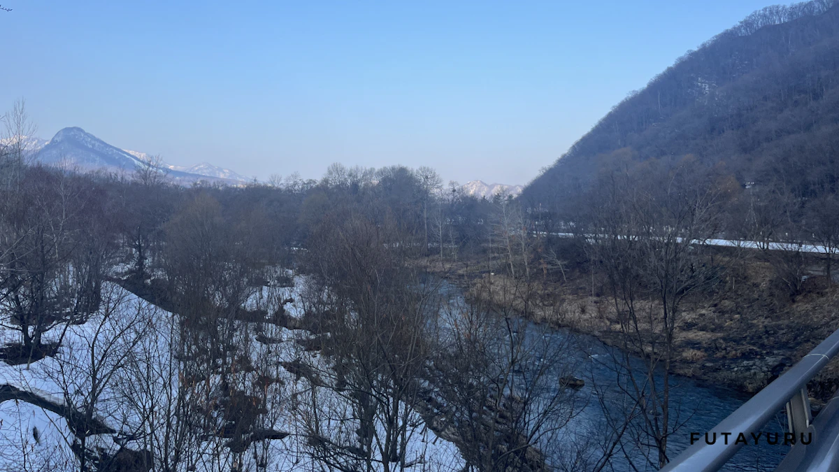 石山橋から下の豊平川と山々