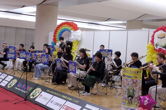 ブラスバンド部「ブルーリアン」の演奏の様子