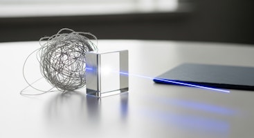 顧客不在の社内ポエムを破壊！バズワード広告を翻訳するAIツール