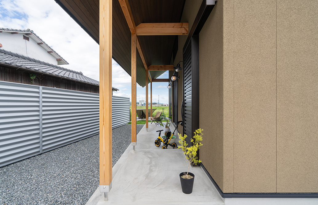 暮らしの核になった大屋根と軒下の土間/縁側