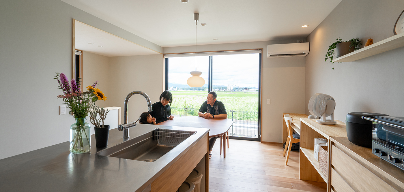 自然の移ろいを愉しむ家 - 大屋根と縁側が紡ぐ、やわらかで穏やかな暮らし