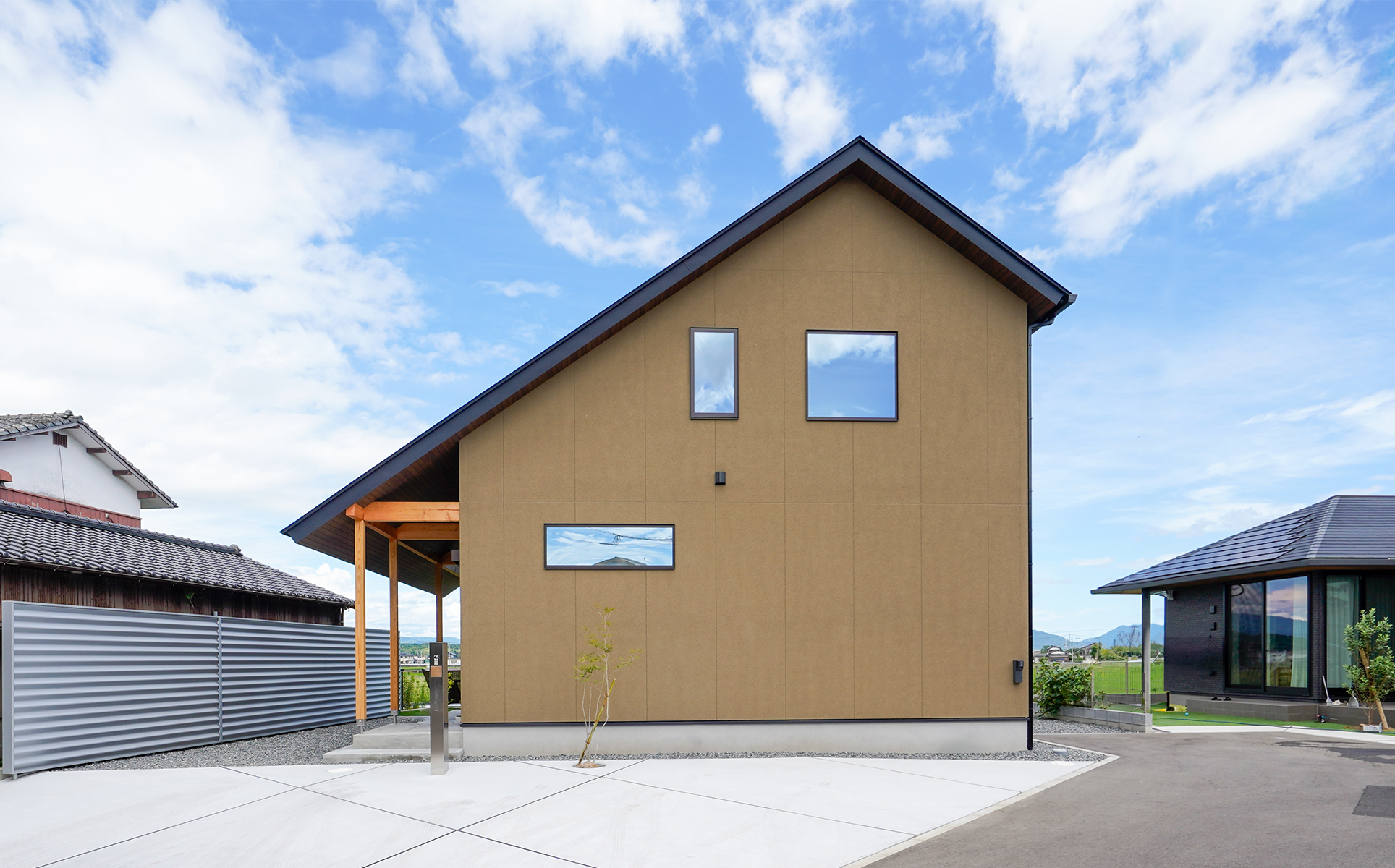 自然の移ろいを愉しむ家 - 大屋根と縁側が紡ぐ、やわらかで穏やかな暮らし