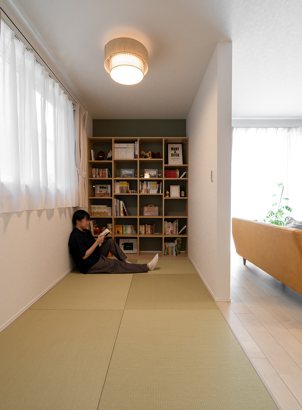 本と旅の思い出を楽しむ、壁一面の「図書室」