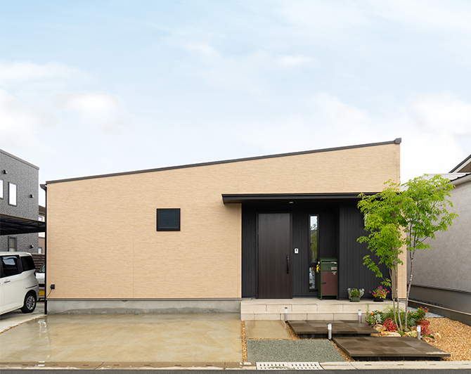 暮らしやすさを詰め込んだ平屋。新しい街で始まった、陽だまりのようなふたり時間。