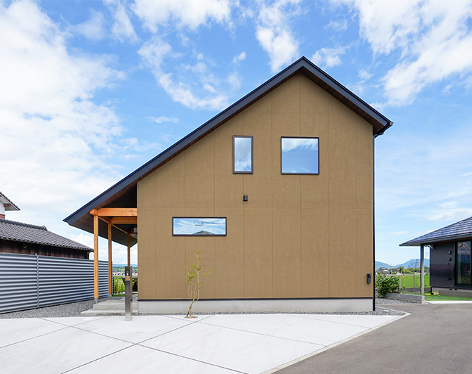 自然の移ろいを愉しむ家 - 大屋根と縁側が紡ぐ、やわらかで穏やかな暮らし