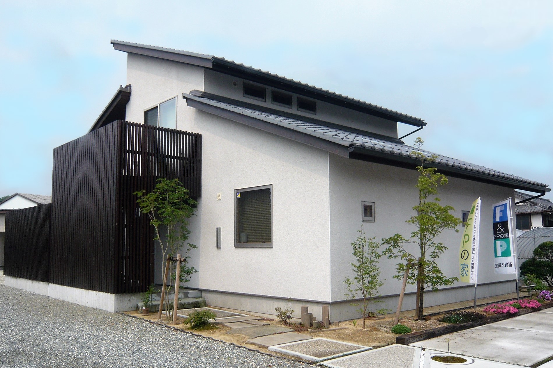 hiroshi_mutoh | ◇石州瓦屋根の街並み◇ . 日本海が広がる海