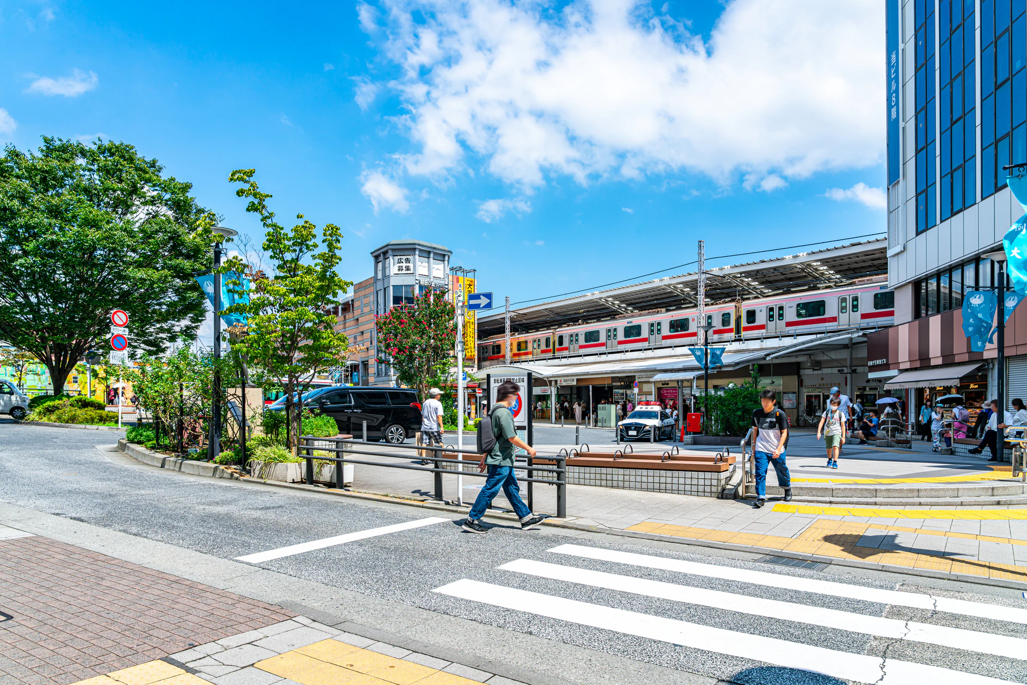 爽やかな夏の青空が広がる自由が丘駅