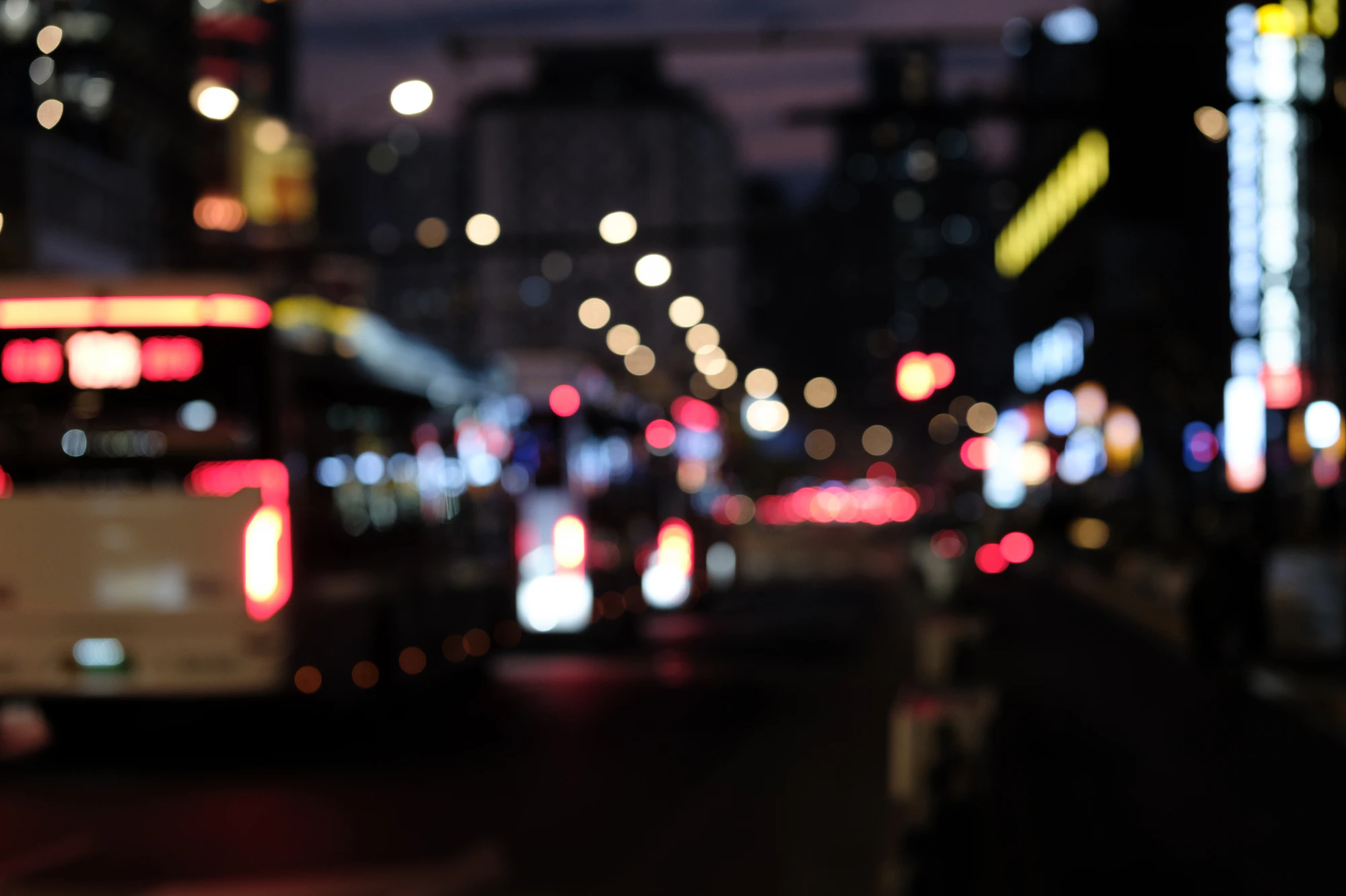 夜の都市道路に広がる虚化した光と交通風景