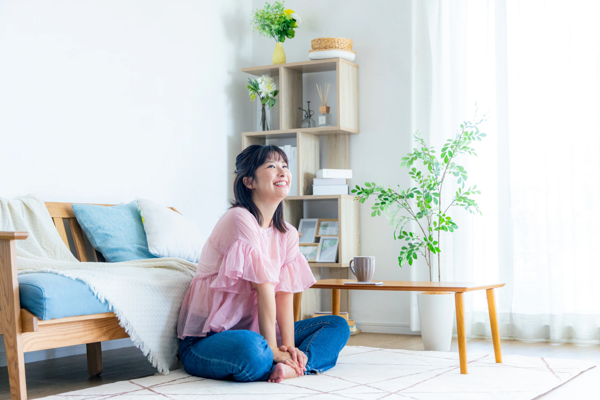 リビングでくつろぐ若い女性