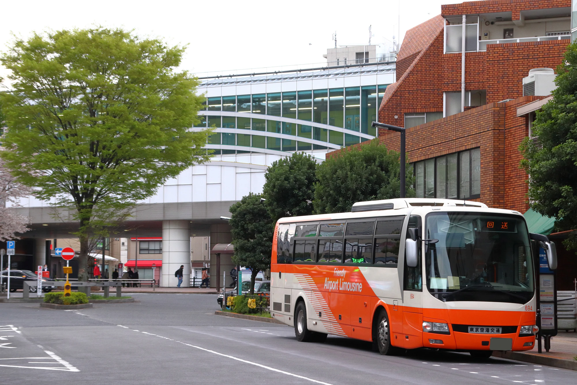 石神井公園駅北口駅前に停車中の東京空港交通リムジンバス