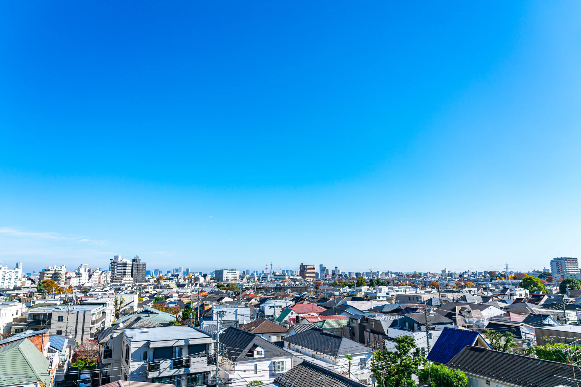 【東京都】爽やかな青空が広がる駒沢大学駅前の街並み