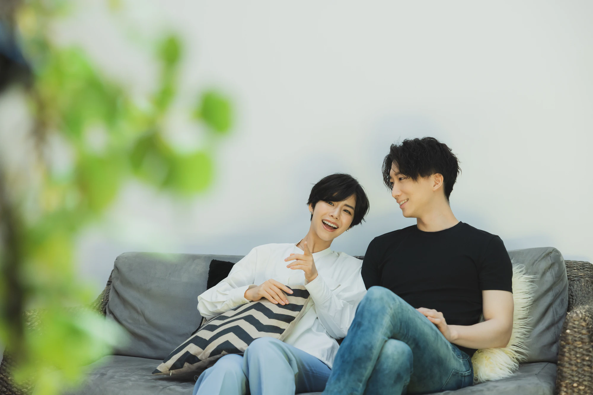 ソファでくつろぐカップル