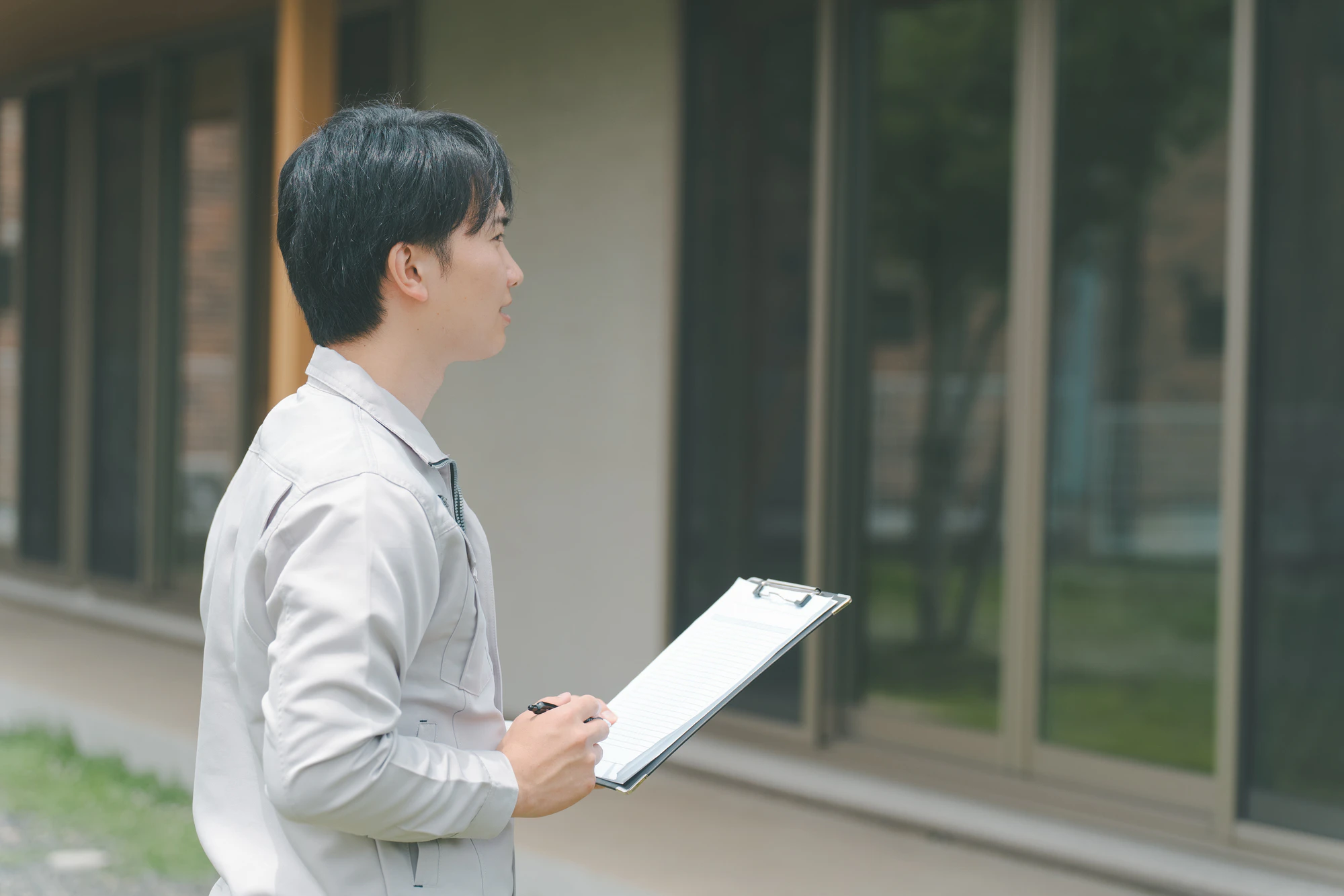 屋外で調査・点検をする業者