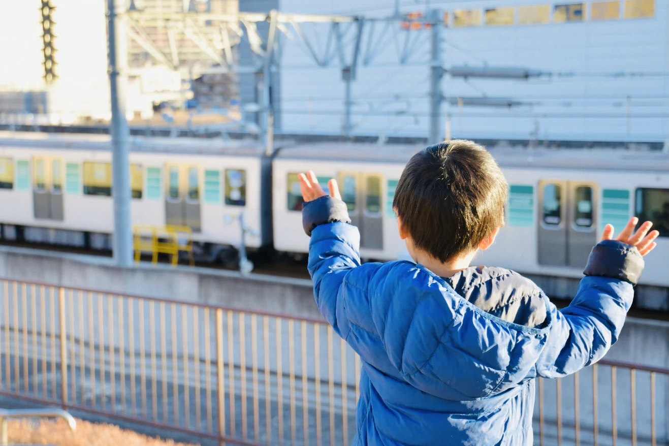 電車 手を振る 子供