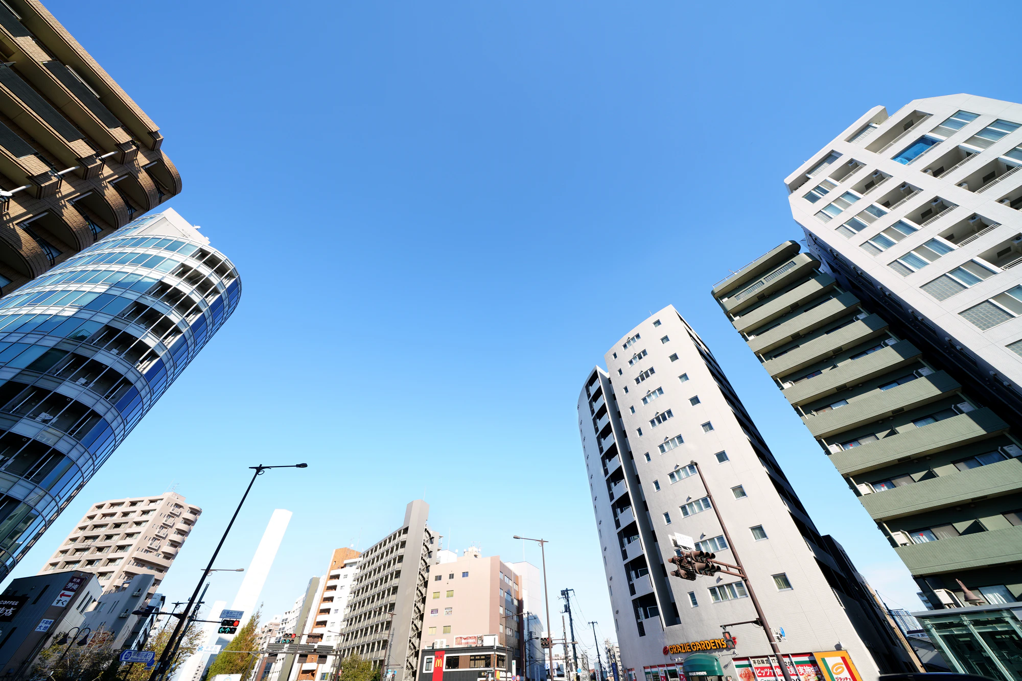 落合駅前の街並みを望む