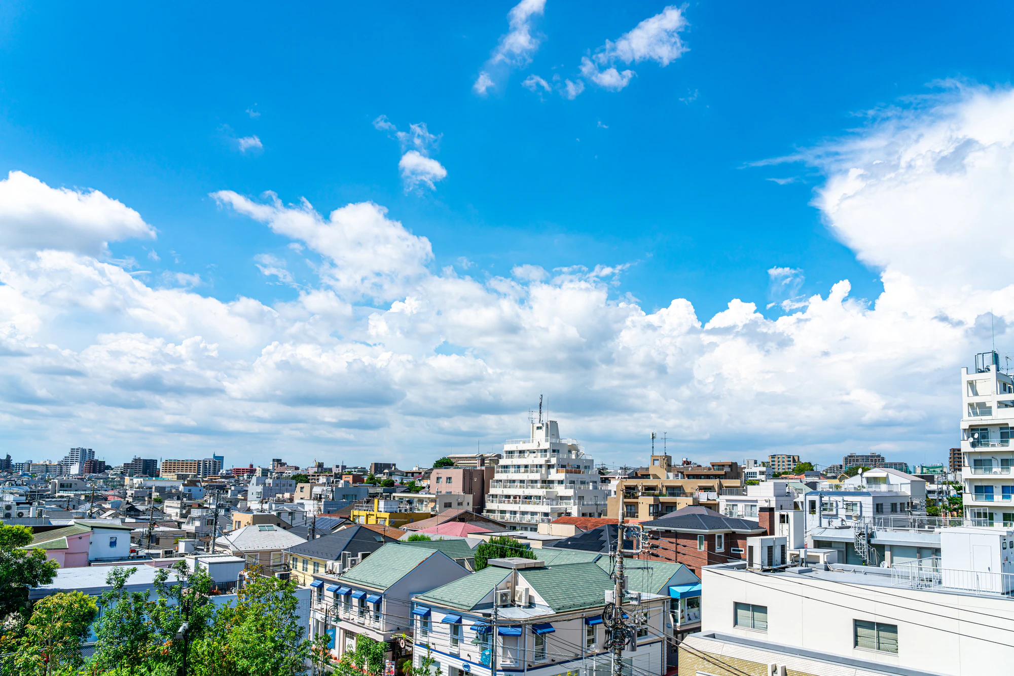 爽やかな夏の青空が広がる自由が丘の街並み