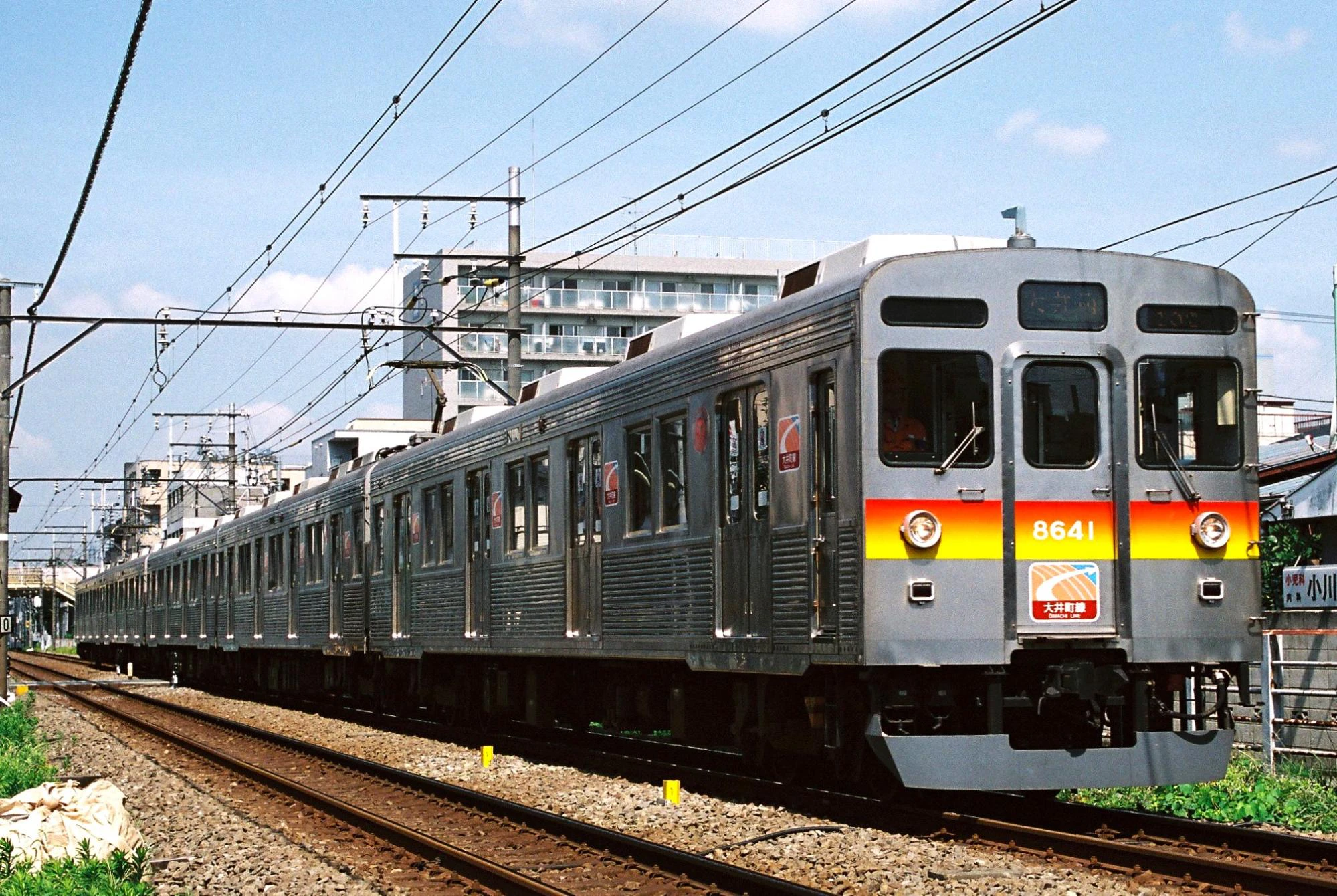 大井町へ向けて大井町線をゆく東急電鉄8500系