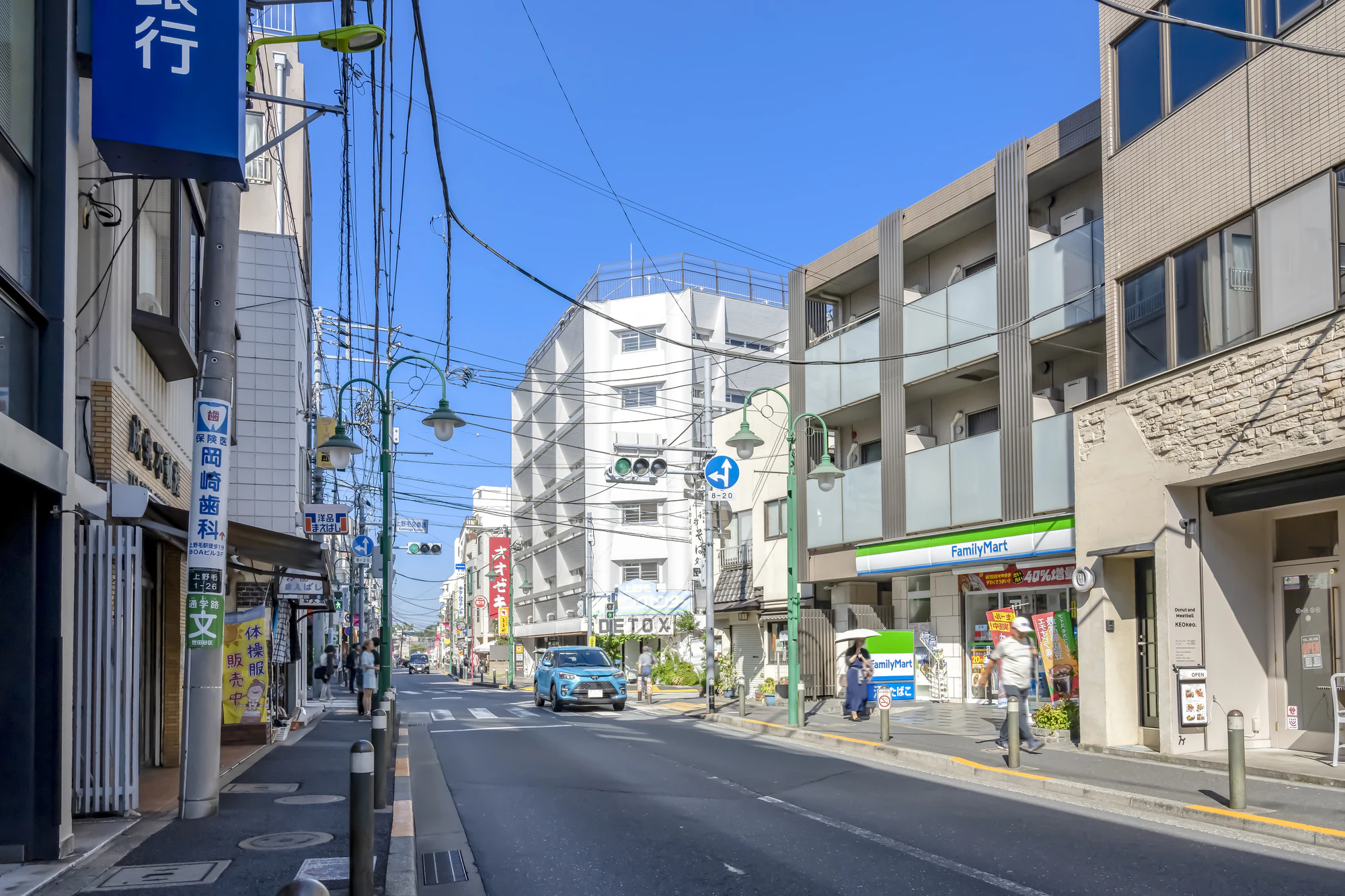 東京都世田谷区の都市風景 上野毛駅前 上野毛通り
