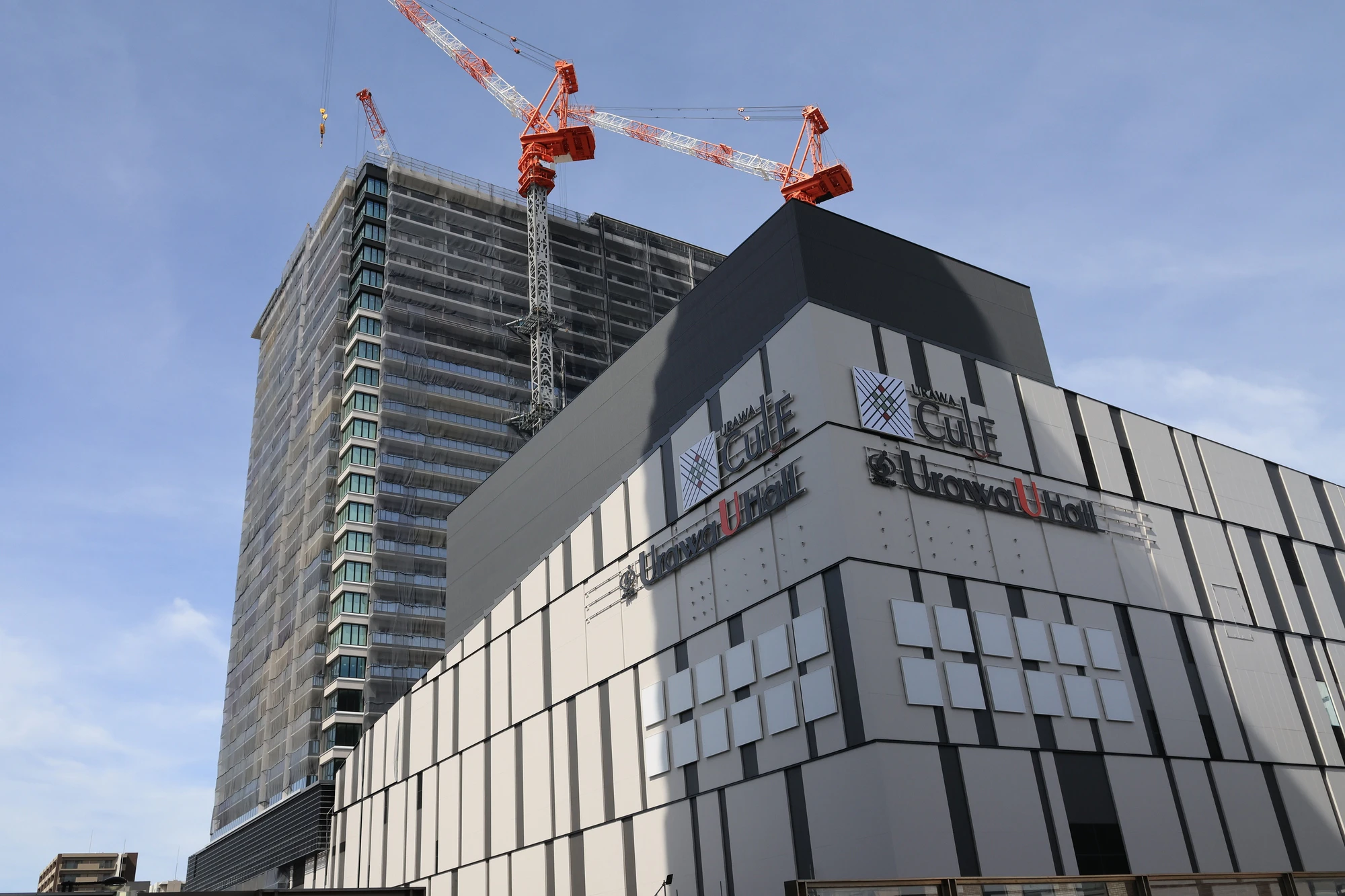 さいたま市浦和駅西口再開発ビルの建築風景