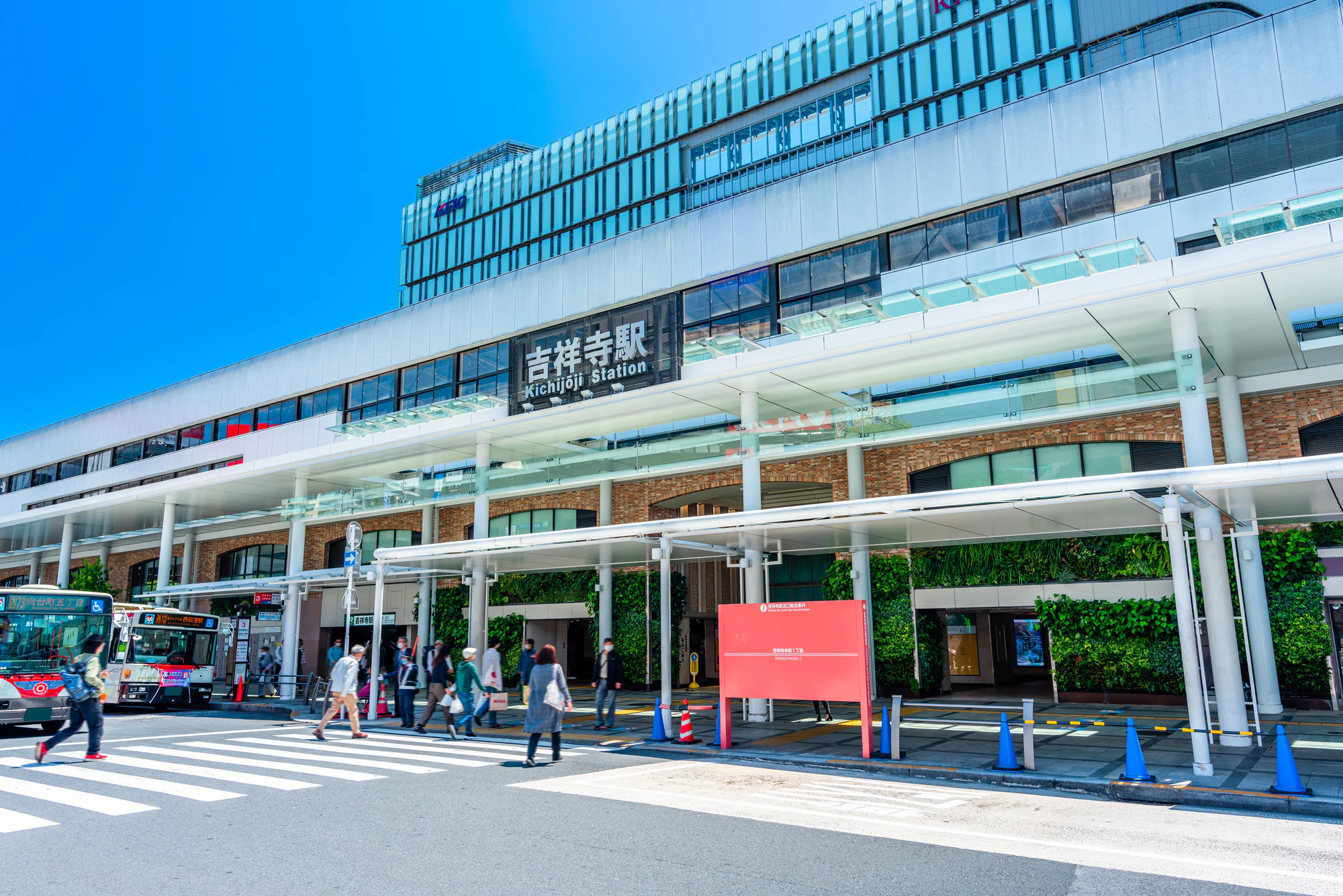 吉祥寺駅　北口駅前の風景