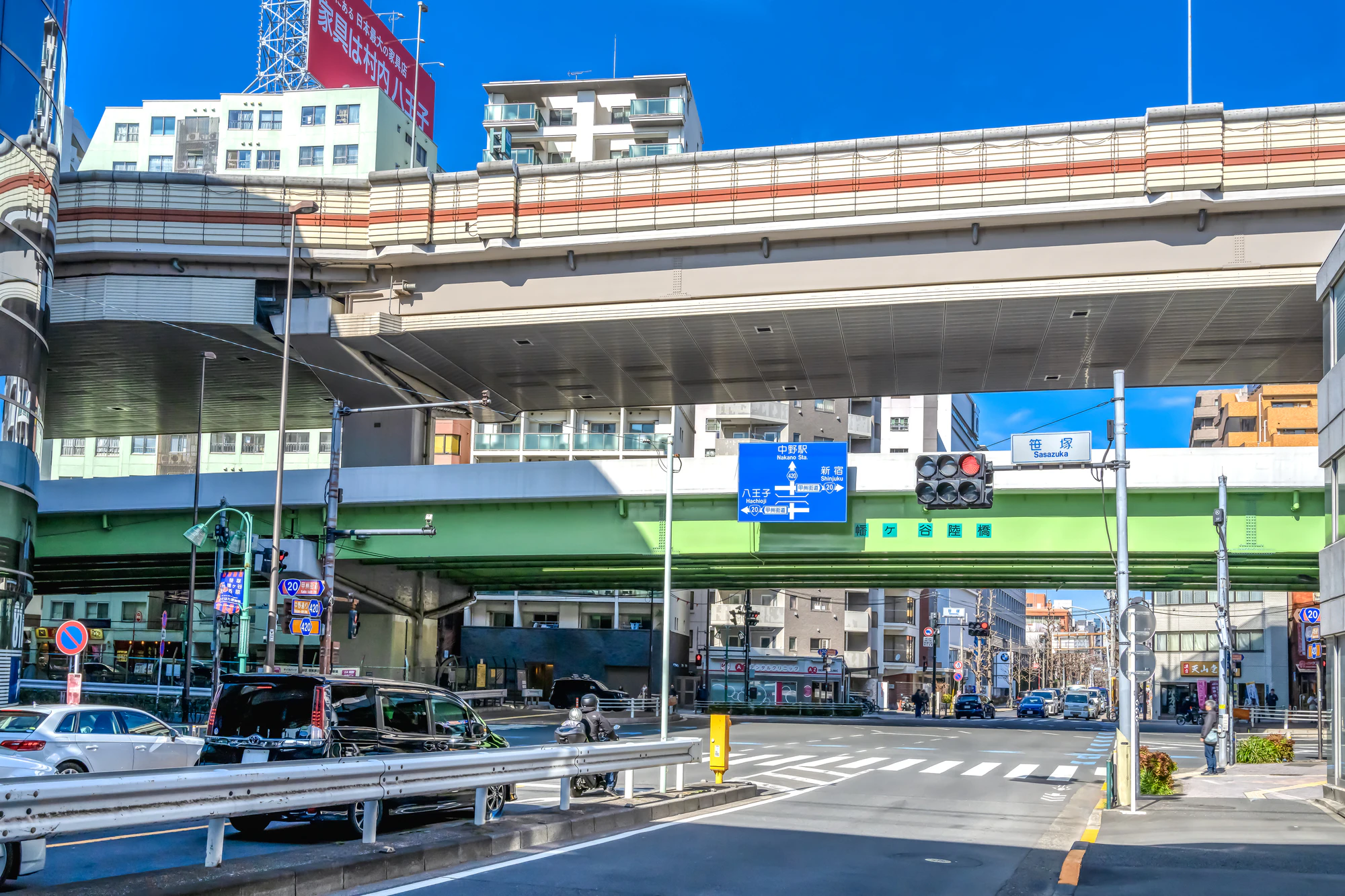 東京都渋谷区の都市風景　幡ヶ谷駅