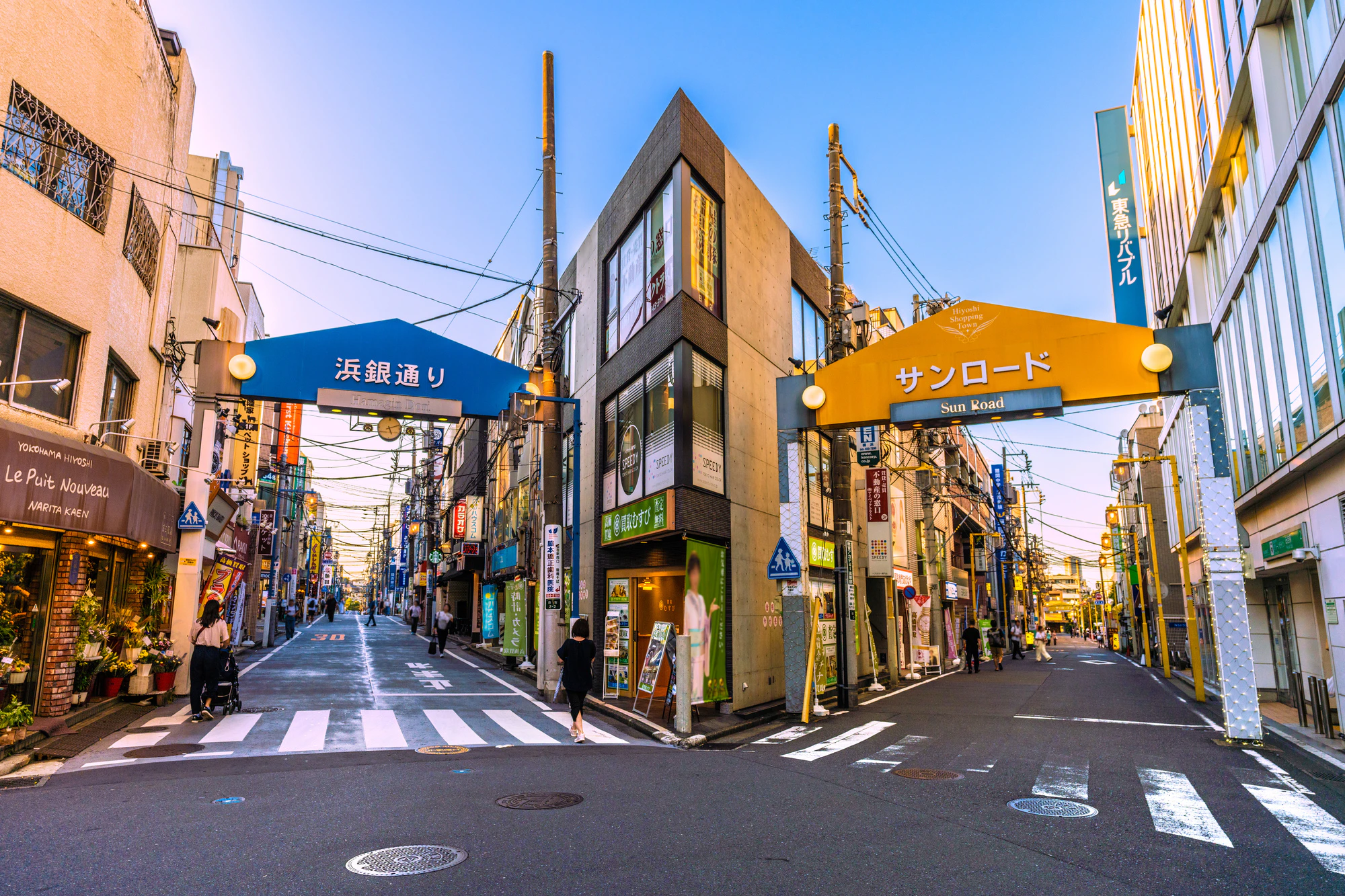 日本の横浜都市景観 9月。東急電鉄 日吉駅前。浜銀通りやサンロードなどを望む