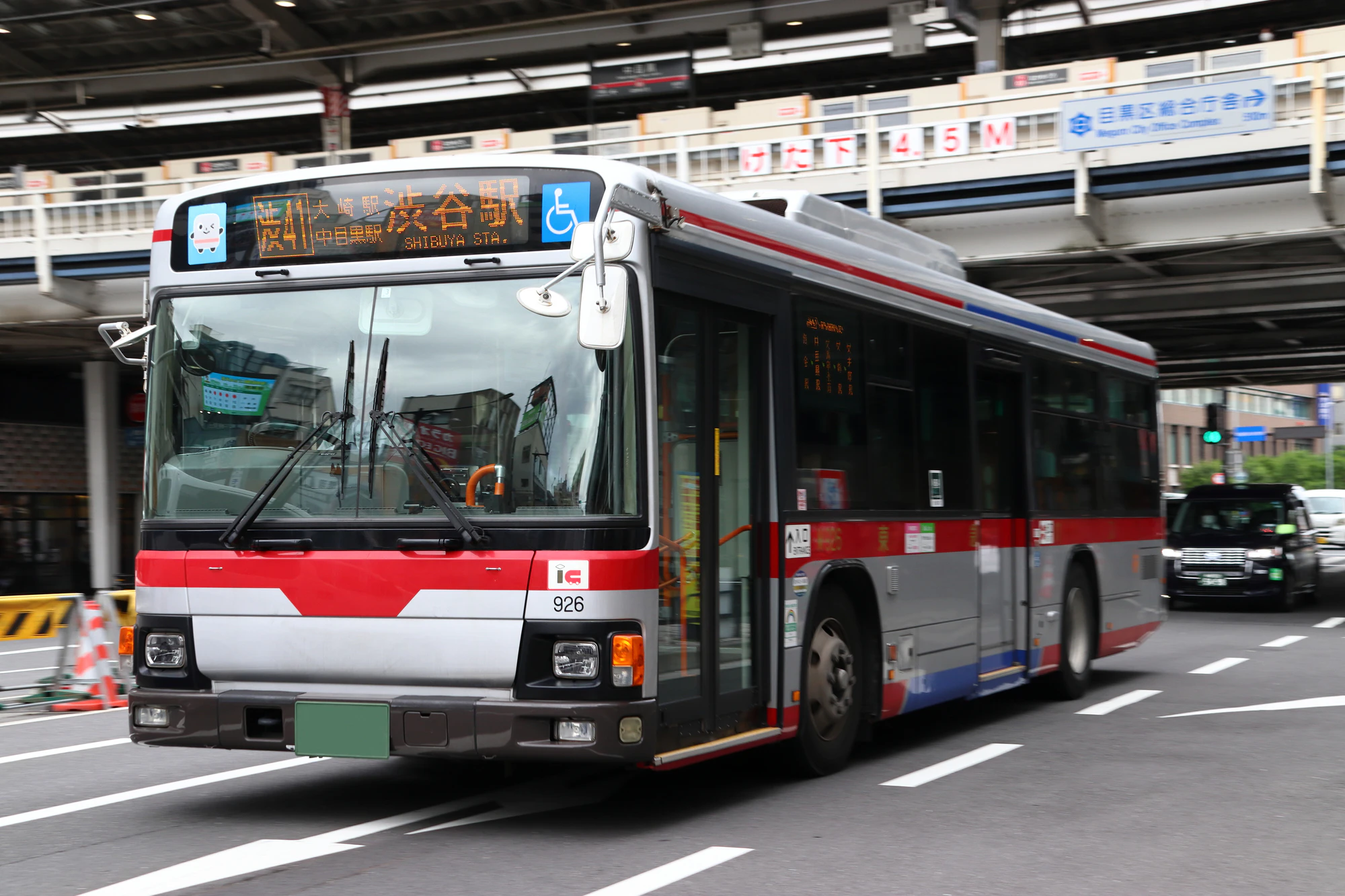 中目黒駅前を行く東急バス