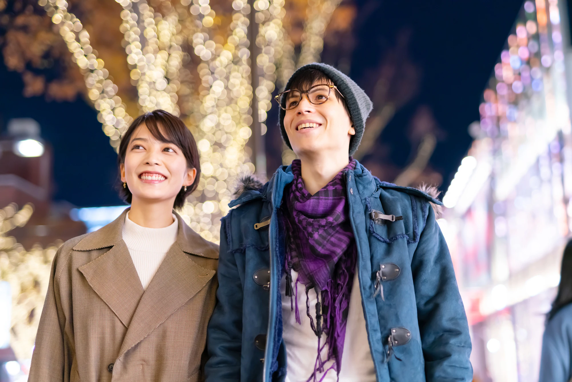 クリスマスイブを表参道でデートするカップル