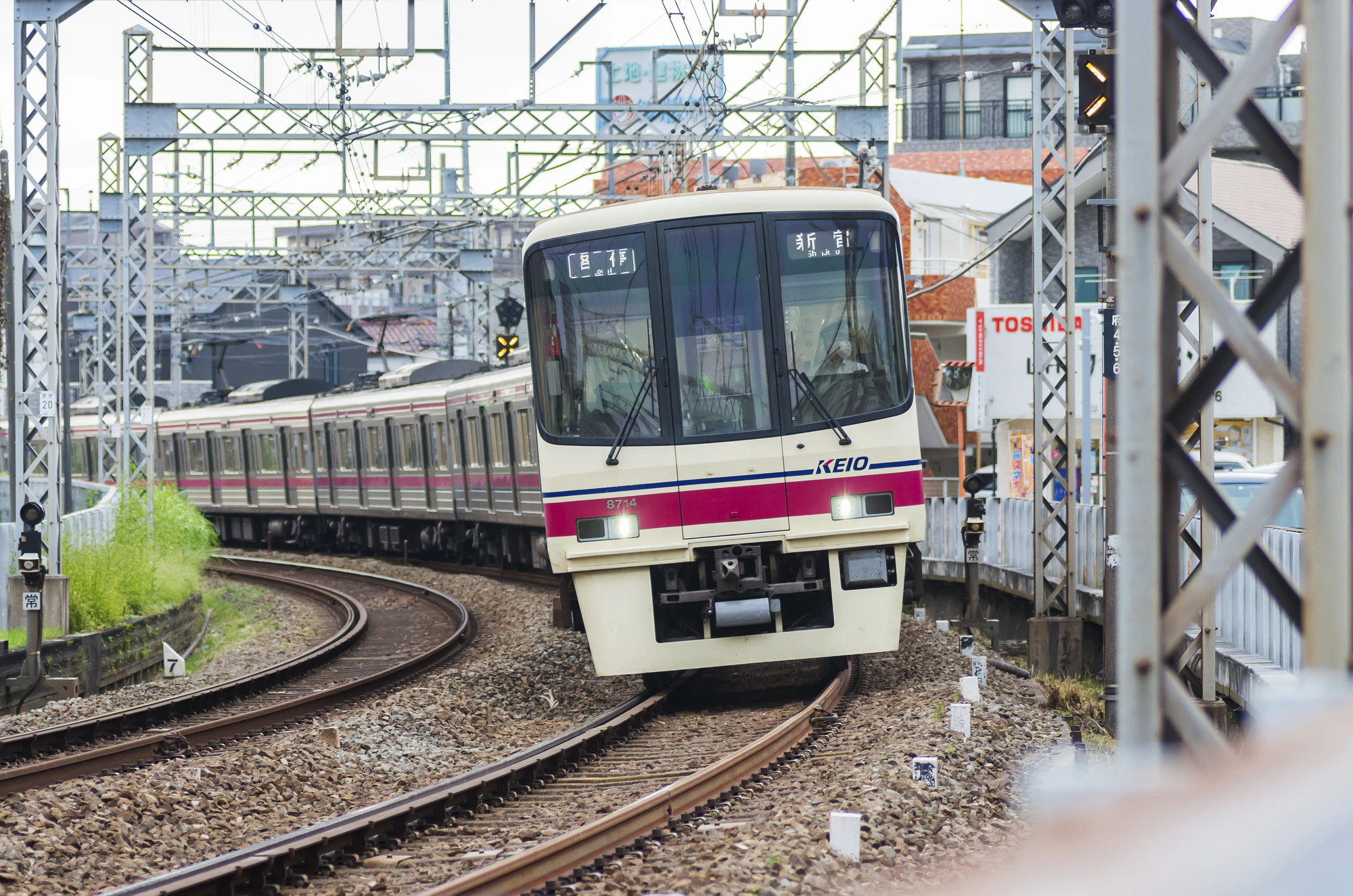 京王線　新宿行き　府中駅　カーブ　急行　準特急　8000系による特急