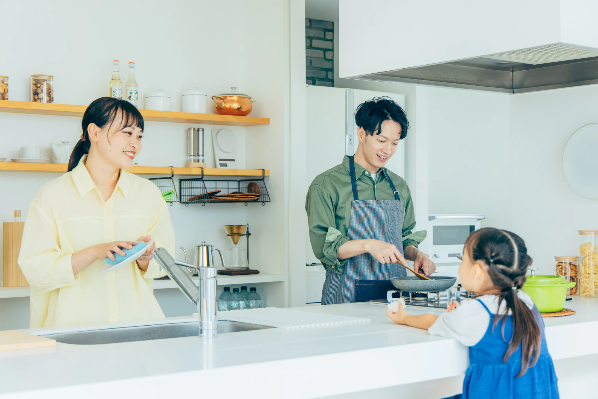 キッチンで料理をする家族