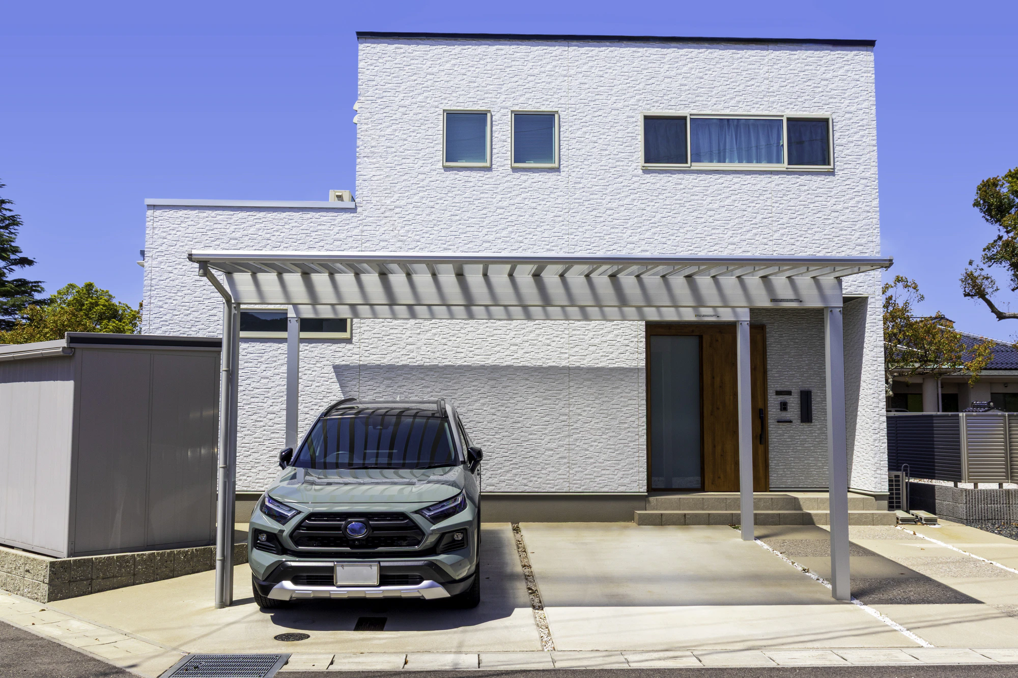 カーポートのあるシンプルモダン住宅と自動車