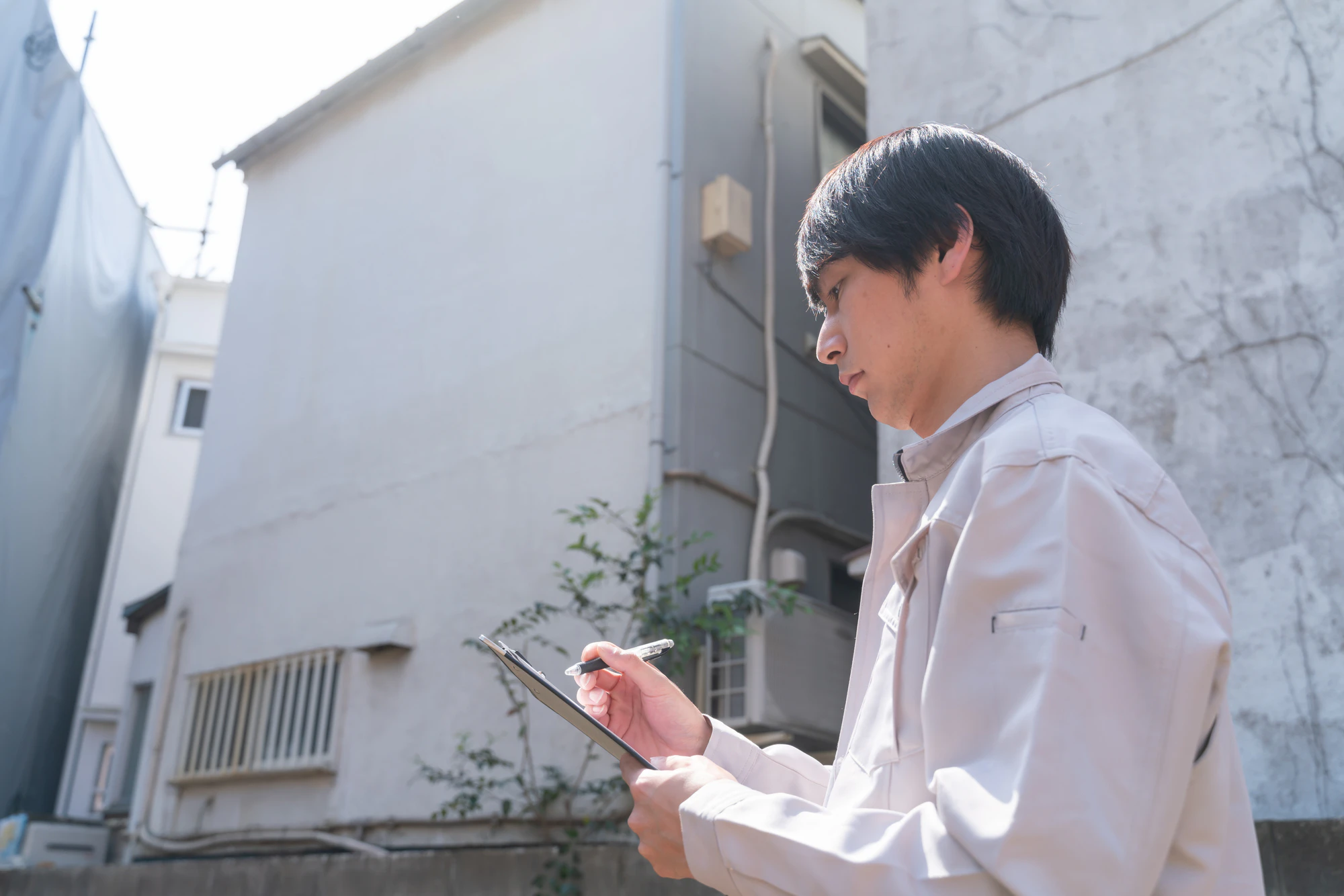 住宅を調査するビジネスマン