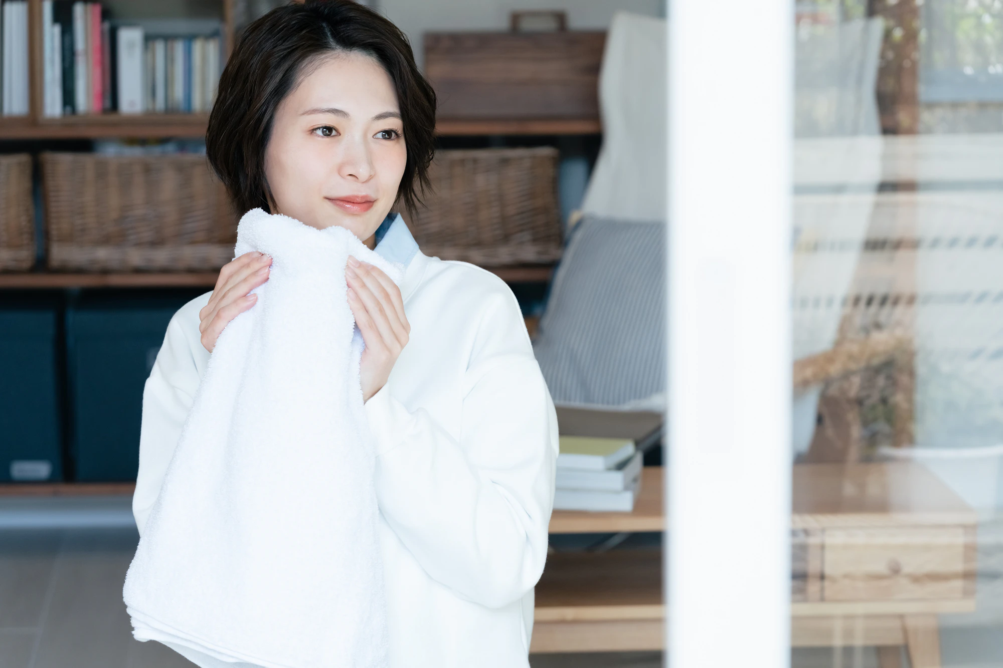 洗濯物の匂いを嗅ぐ若い女性