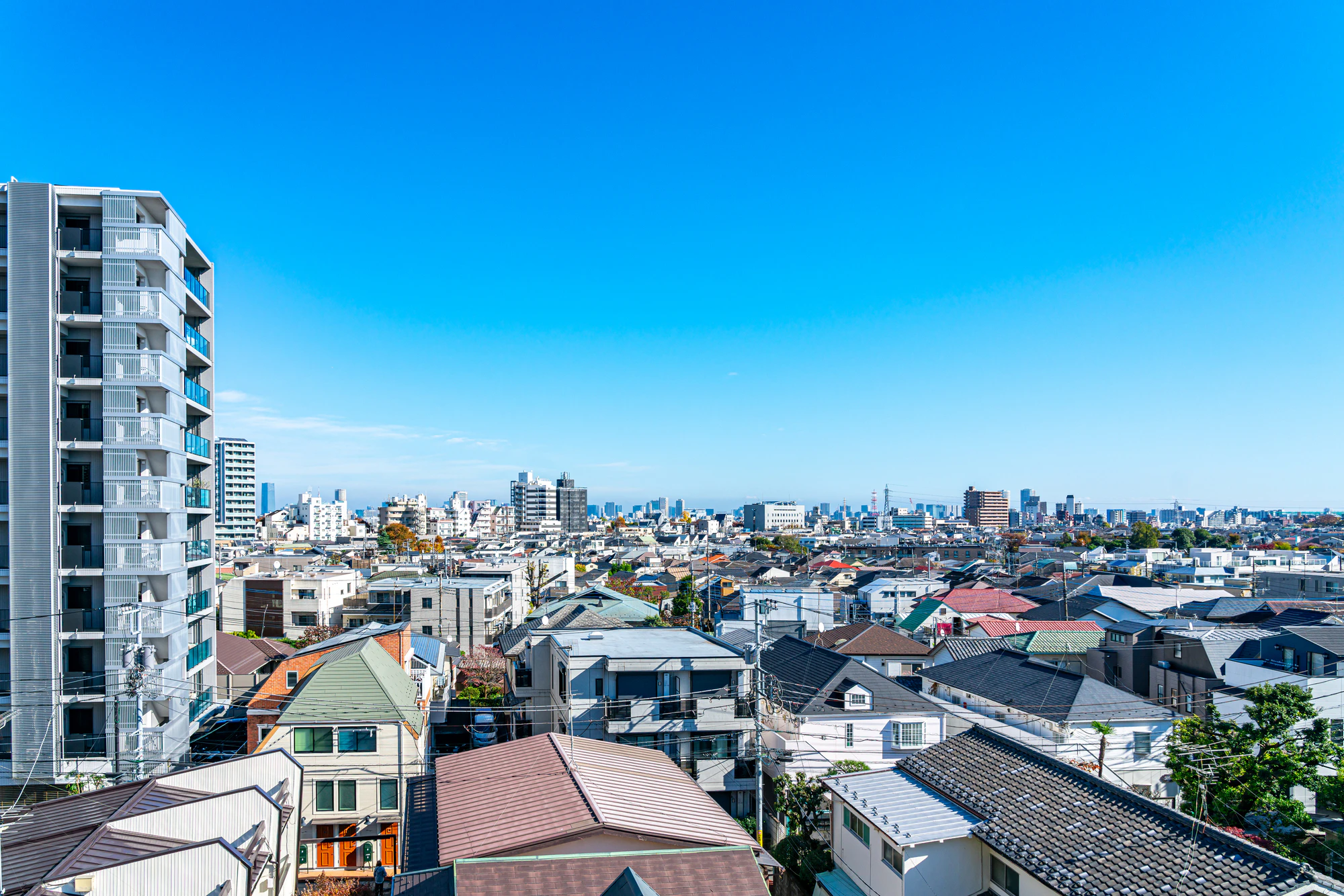 【東京都】爽やかな青空が広がる駒沢大学駅前の街並み
