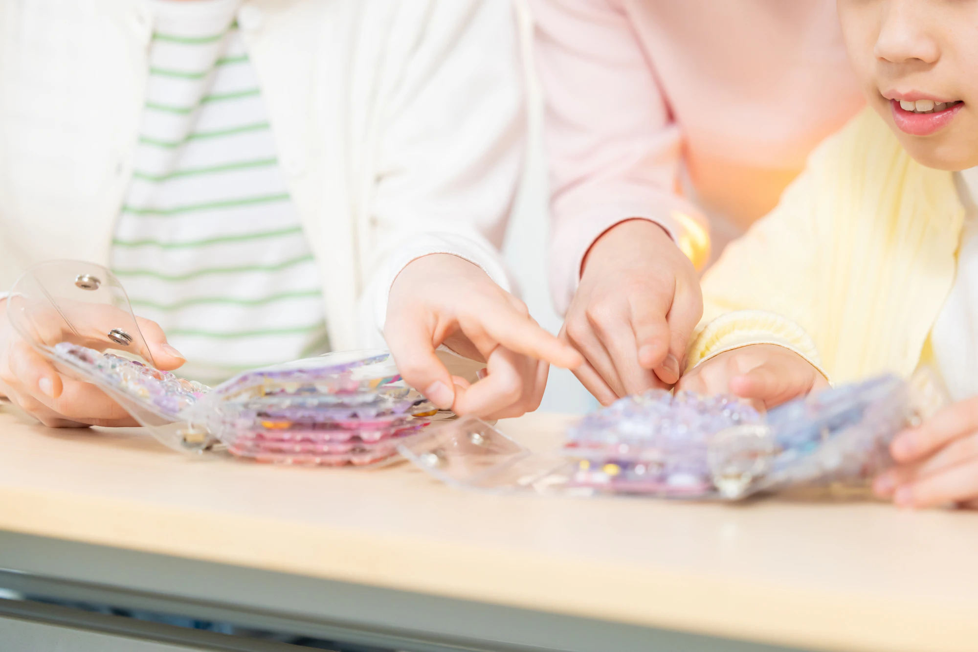 放課後に小学生の女の子がシール帳を使ってシール交換を楽しむ様子
