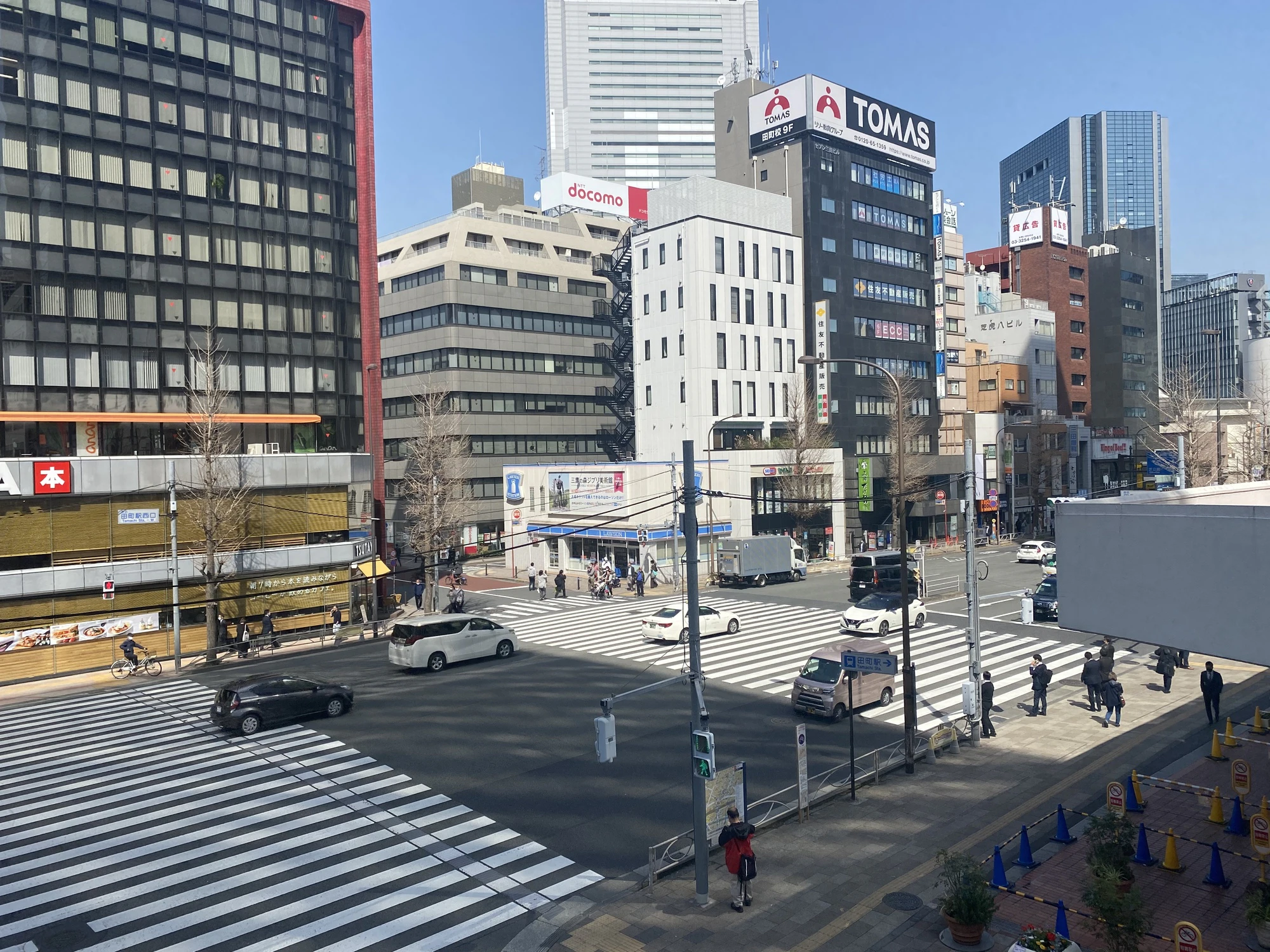 平日の田町駅前の風景