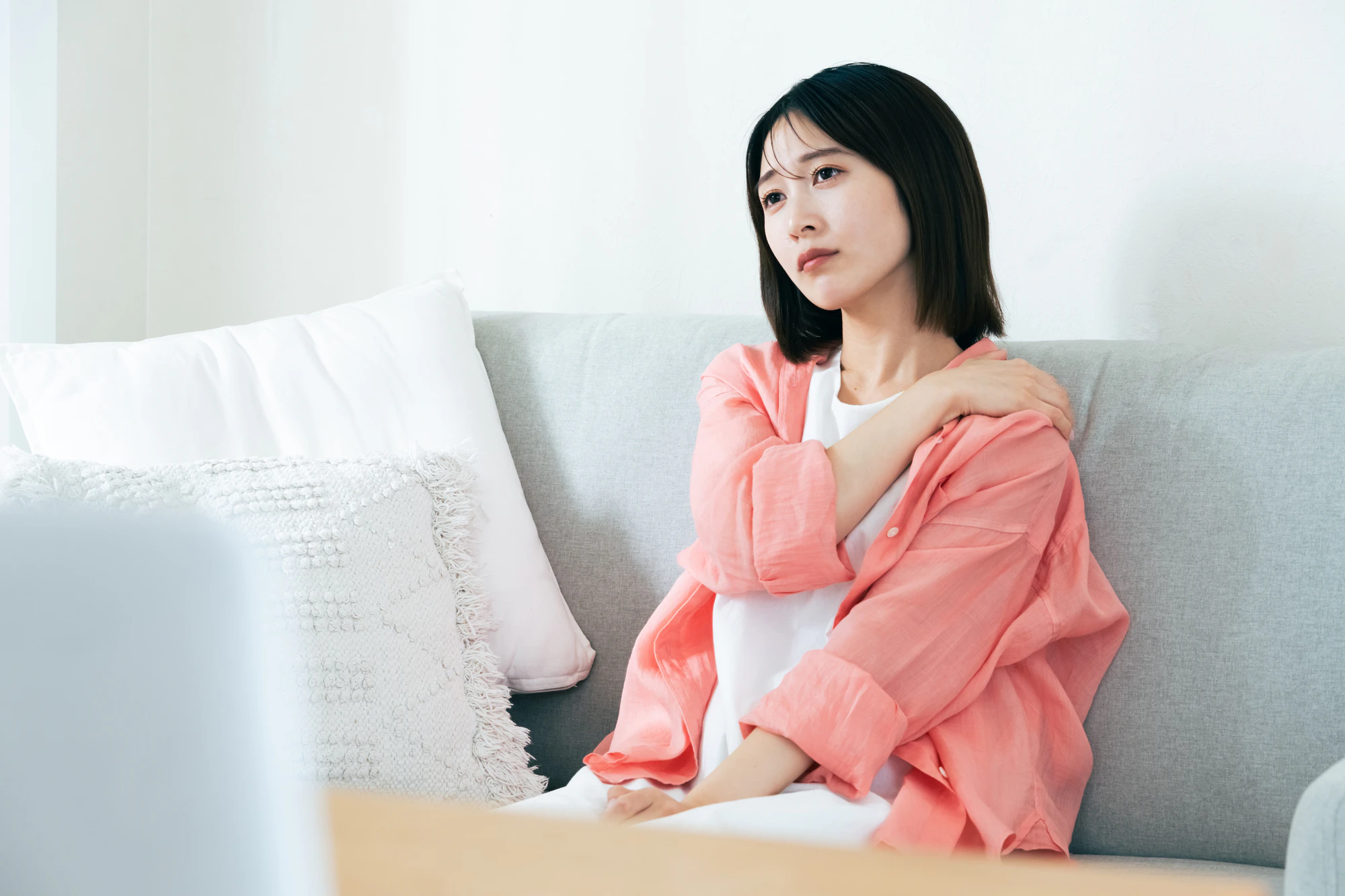 リビングで考える若い女性