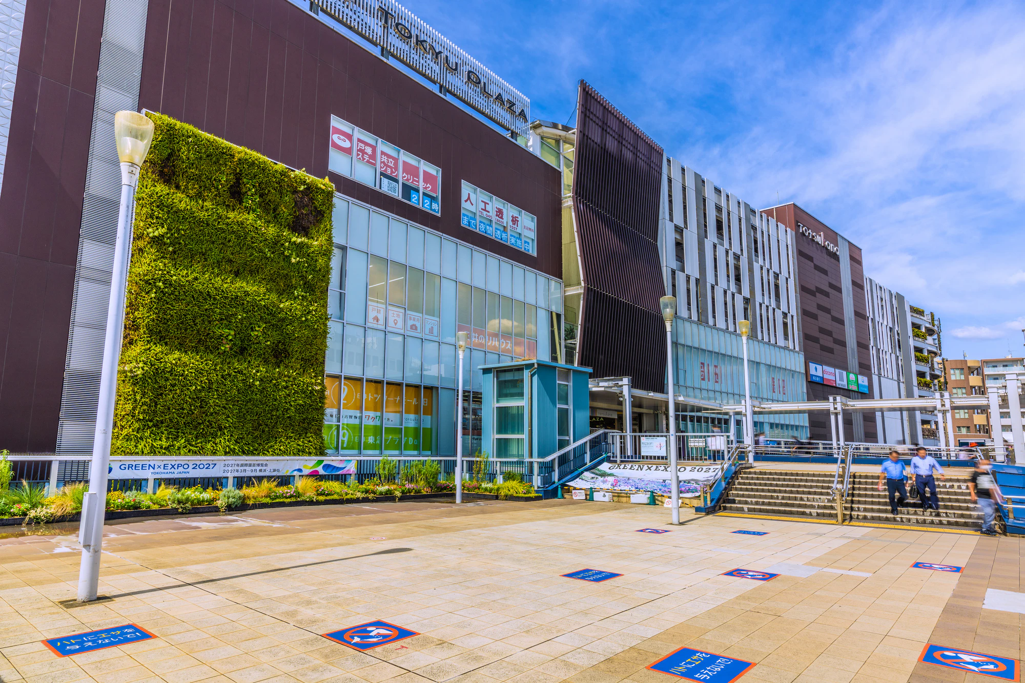 日本の横浜都市景観ハトにエサを与えないで!。戸塚駅の西口駅前デッキから東急プラザなどを望む