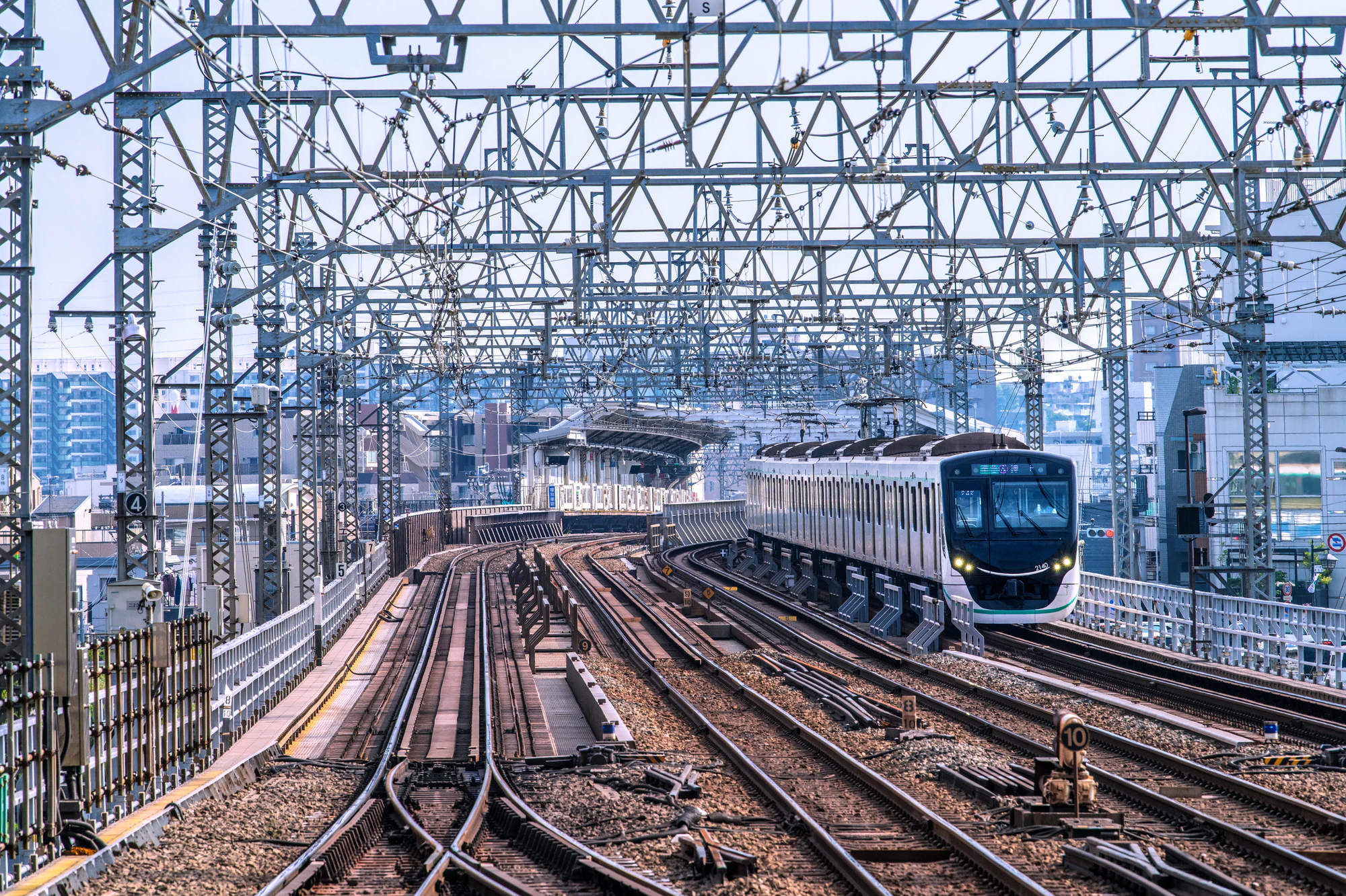 日本の川崎都市景観　7月。二子玉川側から二子新地駅や準急押上・東急2020系電車などを望む