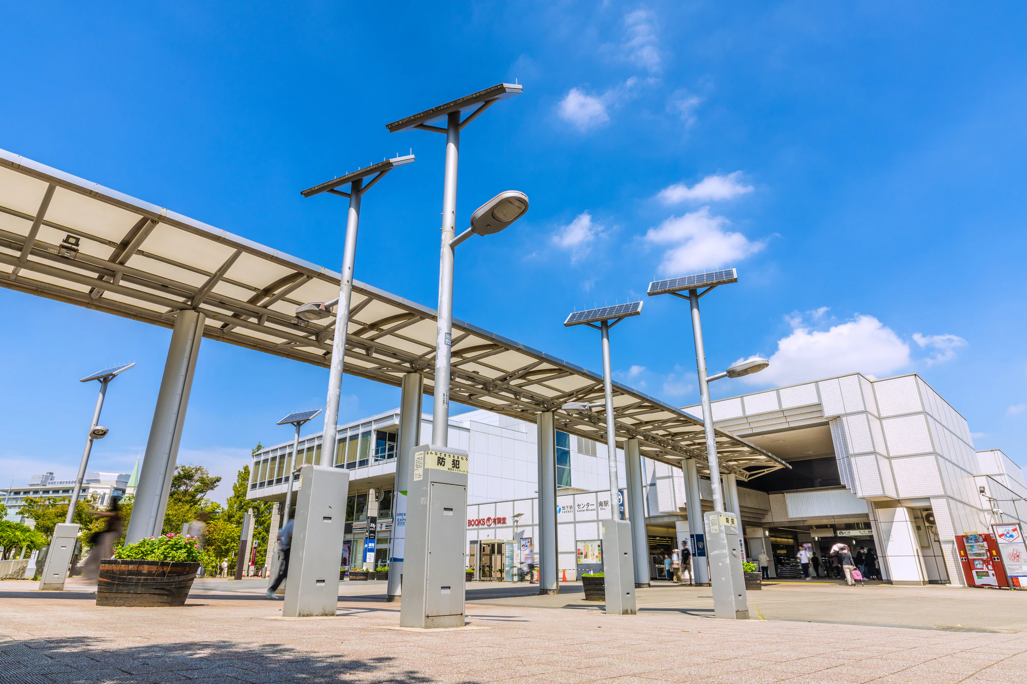 日本の横浜都市景観　地下鉄　「センター南駅」などを望む