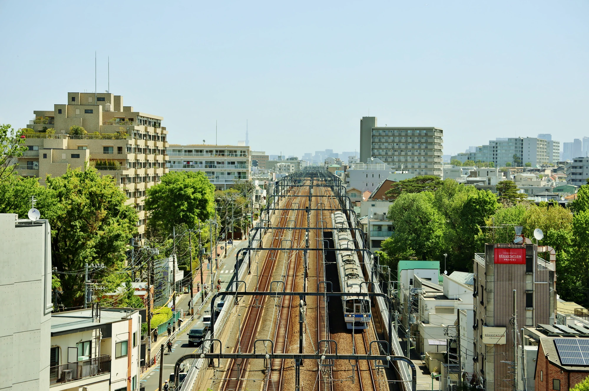 成城コルティ屋上庭園からの小田急線