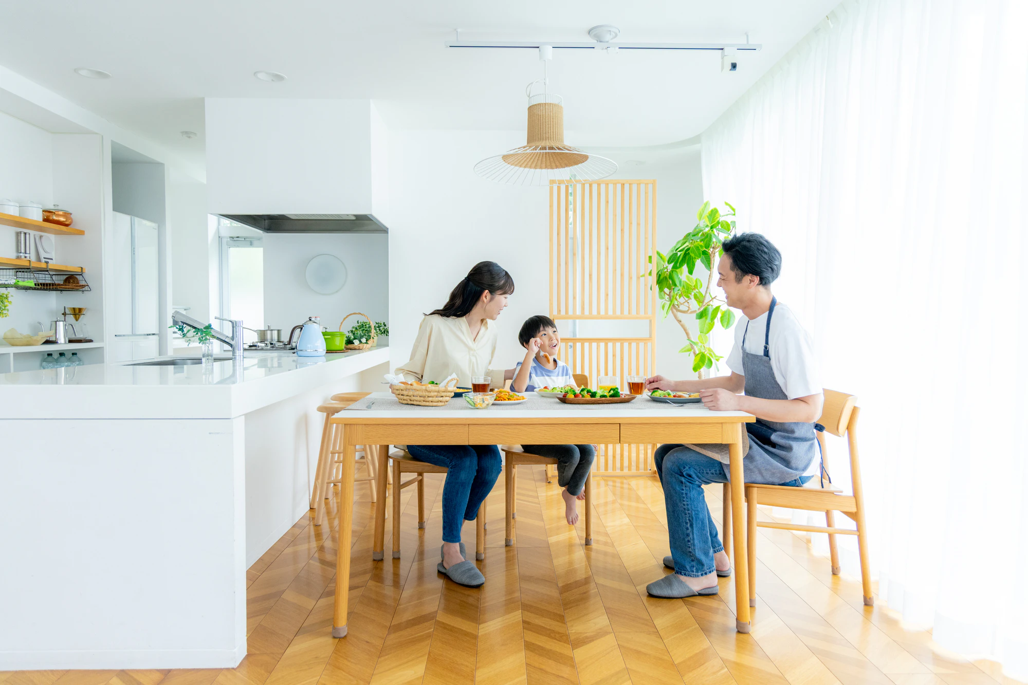 若い家族、食事、食卓