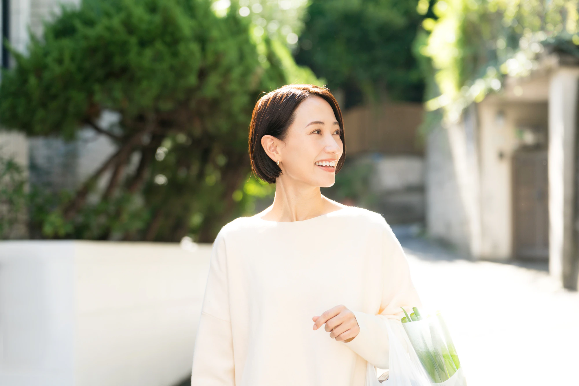 食材を買って帰る女性