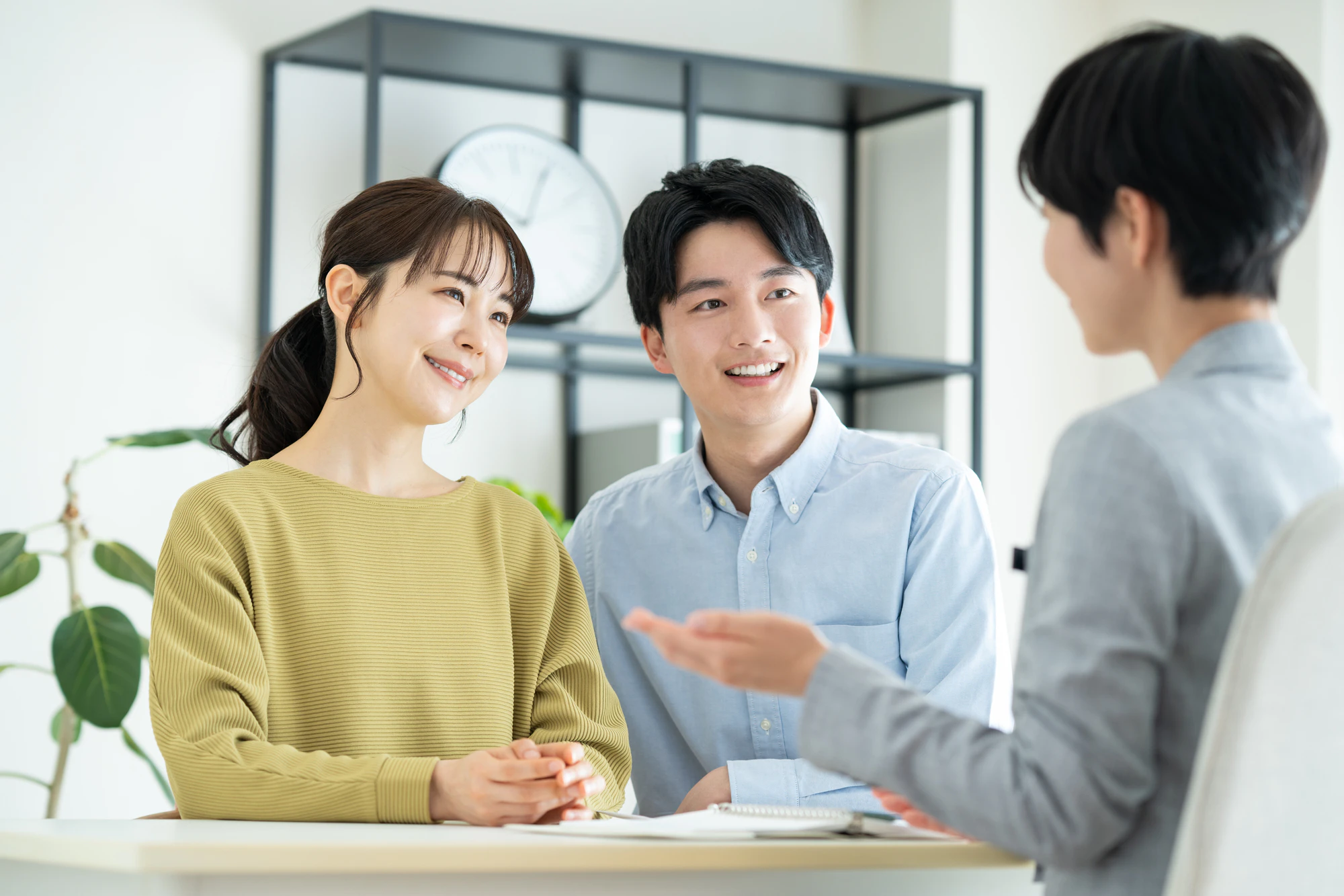 プランナーに相談する若い夫婦