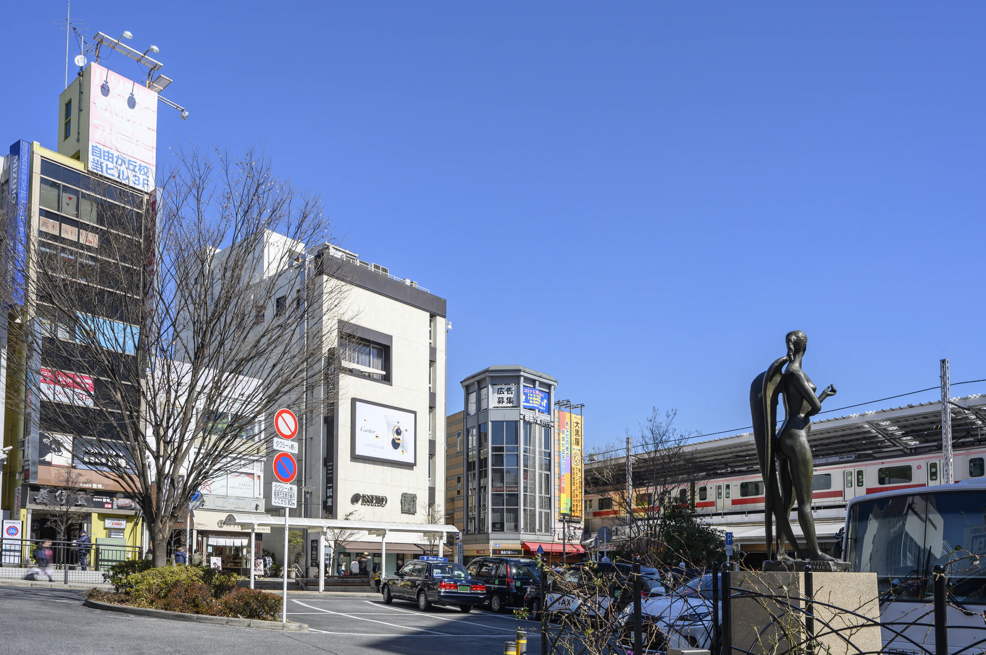 自由が丘駅　正面口前のロータリーと街並