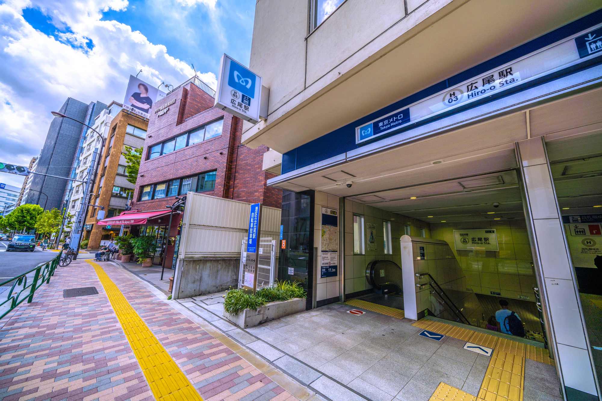 日本の東京都市景観　東京メトロ日比谷線　広尾駅（出入口4）などを望む