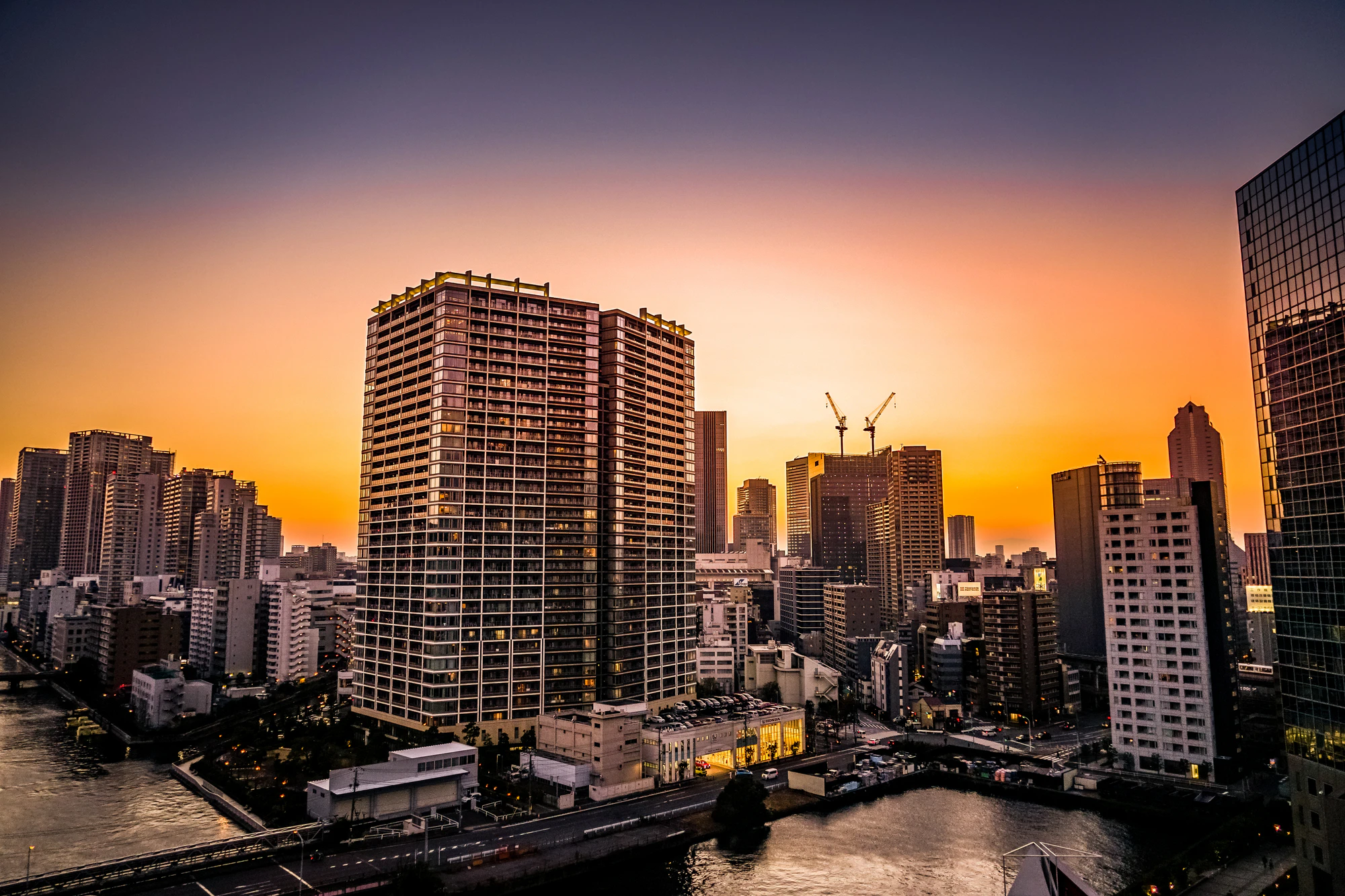 田町(港区)のビル群と夕景