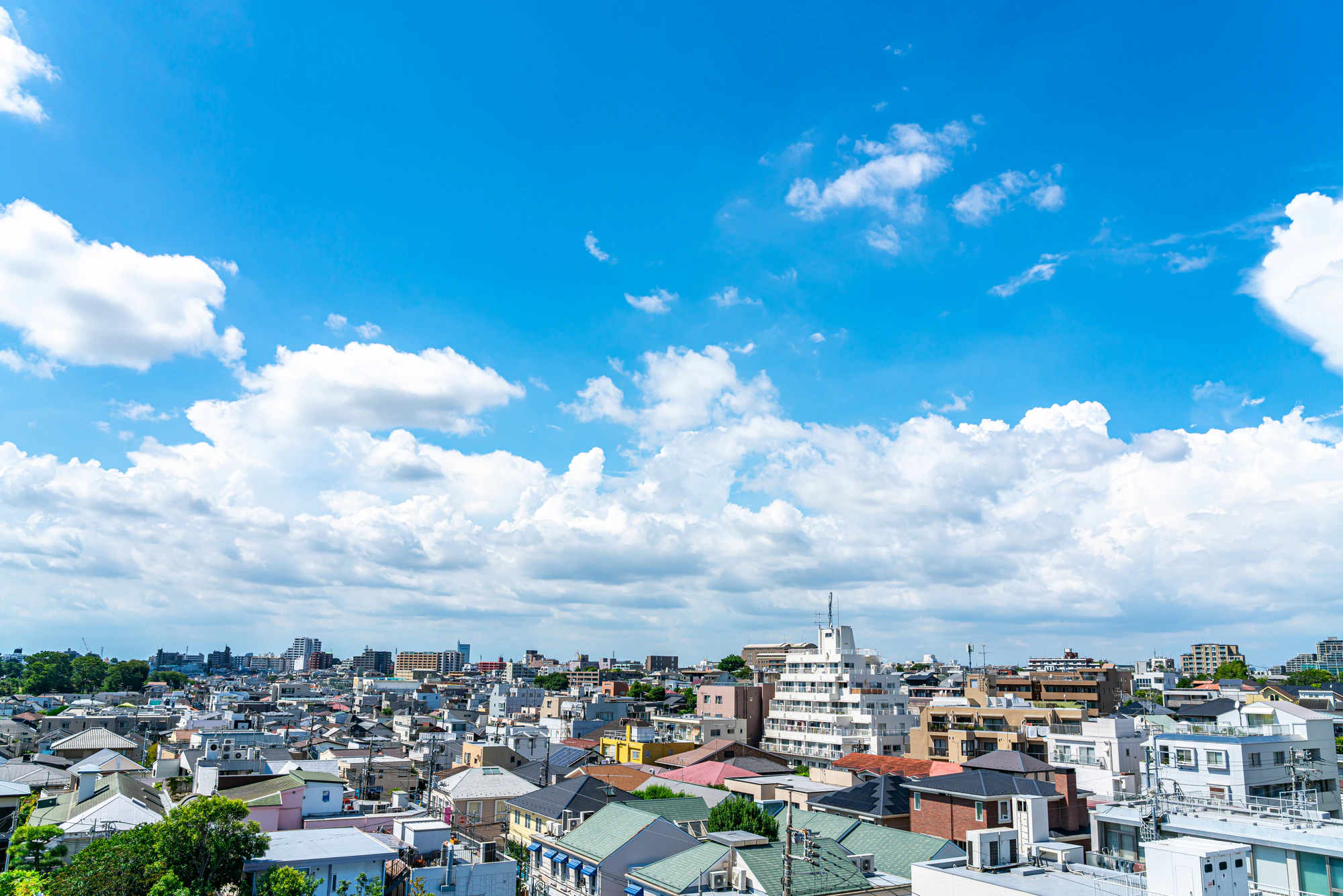 爽やかな夏の青空が広がる自由が丘の街並み