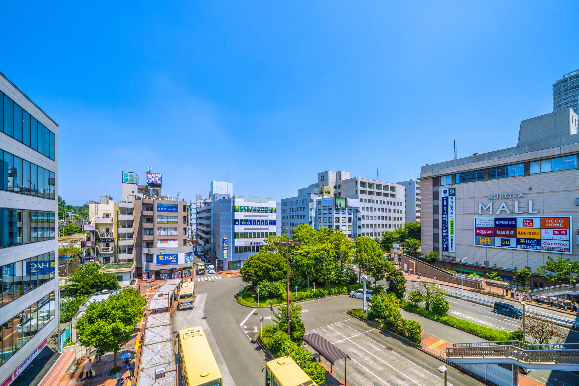 日本の横浜都市景観 7月。横浜市戸塚区の東戸塚駅前などを望む